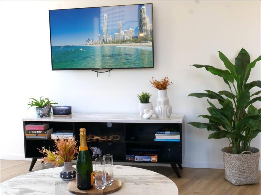 Modern 1 Brm Apartment With Pool Close To Beach Гоулд Коуст Екстериор снимка