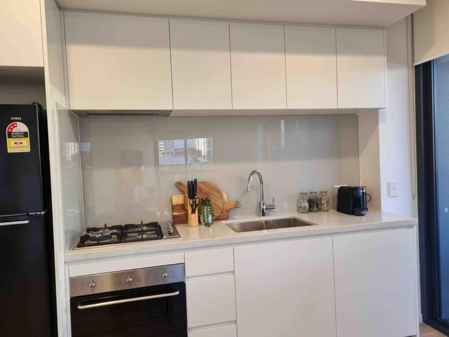 Modern 1 Brm Apartment With Pool Close To Beach Гоулд Коуст Екстериор снимка