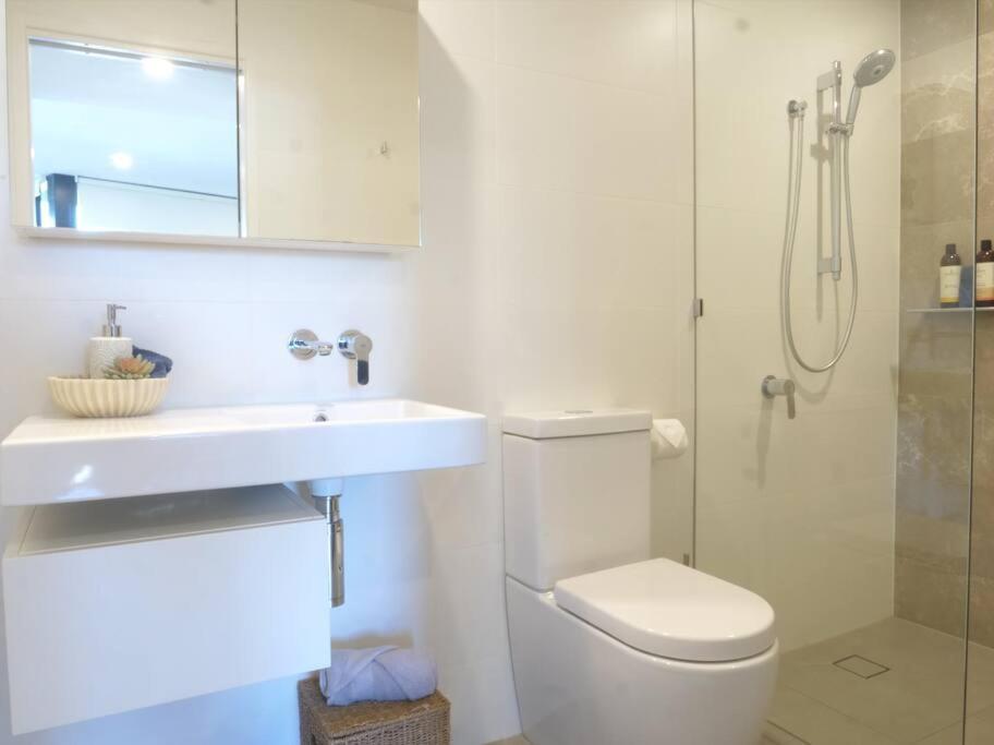 Modern 1 Brm Apartment With Pool Close To Beach Гоулд Коуст Екстериор снимка