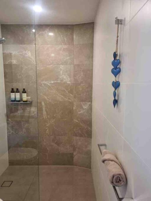 Modern 1 Brm Apartment With Pool Close To Beach Гоулд Коуст Екстериор снимка