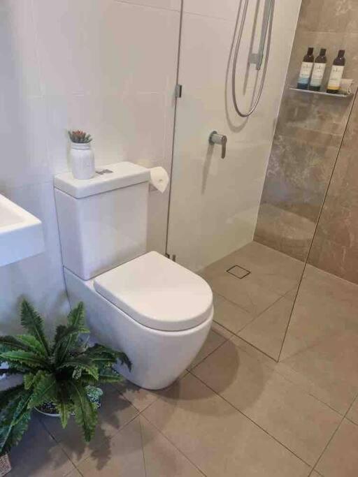 Modern 1 Brm Apartment With Pool Close To Beach Гоулд Коуст Екстериор снимка