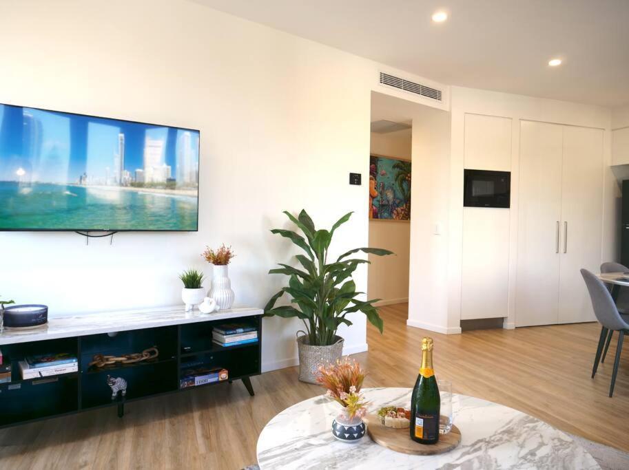 Modern 1 Brm Apartment With Pool Close To Beach Гоулд Коуст Екстериор снимка