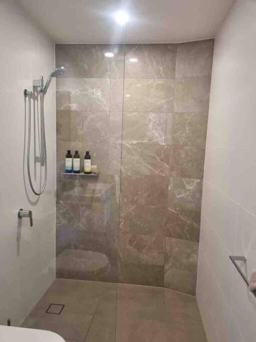 Modern 1 Brm Apartment With Pool Close To Beach Гоулд Коуст Екстериор снимка