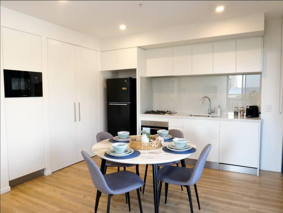 Modern 1 Brm Apartment With Pool Close To Beach Гоулд Коуст Екстериор снимка